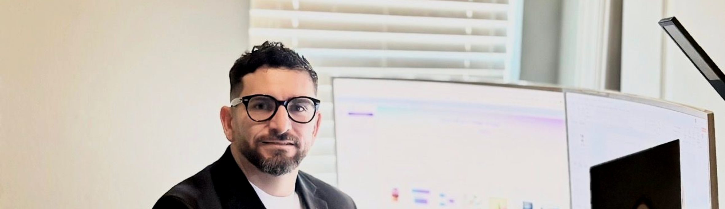Oskar Escobedo trabajando en su escritorio en la oficina de Elev8